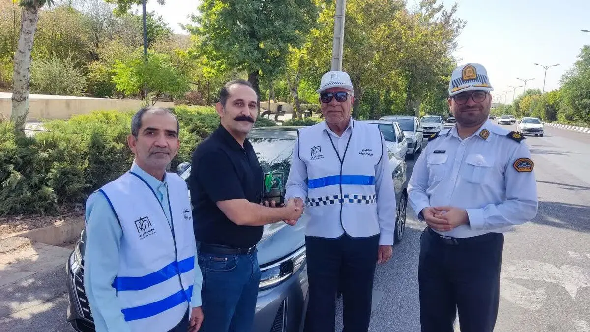 تجلیل متفاوت از رانندگان قانون‌مدار شیراز/ «نشان مهربانی» به سفیران نظم اهدا شد