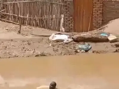 پزشک سودانی برای انجام وظیفه سختی ها و مشکلات کار را به جان می‌خرد + فیلم