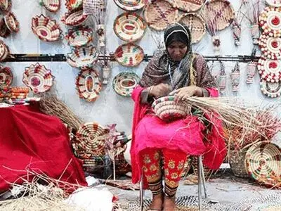هشدار درباره فعالیت زنان روستایی مهاجر در مشاغل کاذب/ صنایع دستی روستاییان خرید تضمینی شود