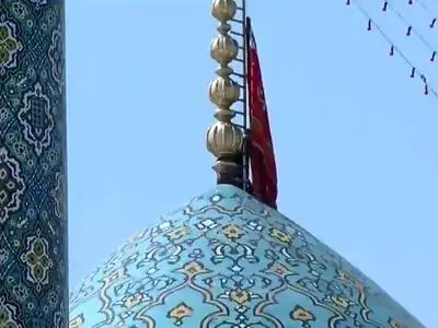 اهتزاز پرچم سرخ انتقام برفراز مسجد مقدس جمکران + فیلم