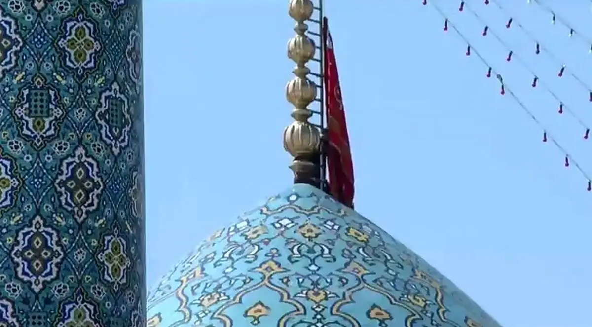 اهتزاز پرچم سرخ انتقام برفراز مسجد مقدس جمکران + فیلم