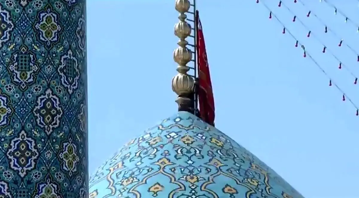 اهتزاز پرچم سرخ انتقام برفراز مسجد مقدس جمکران + فیلم