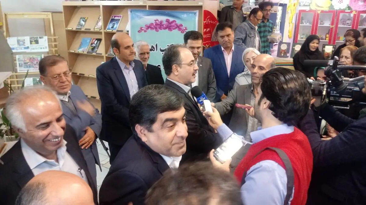 فرماندار ویژه شهرستان کرج و نماینده مردم کرج در مجلس شورای اسلامی در جشنواره اهدای کتاب حاضر شدند