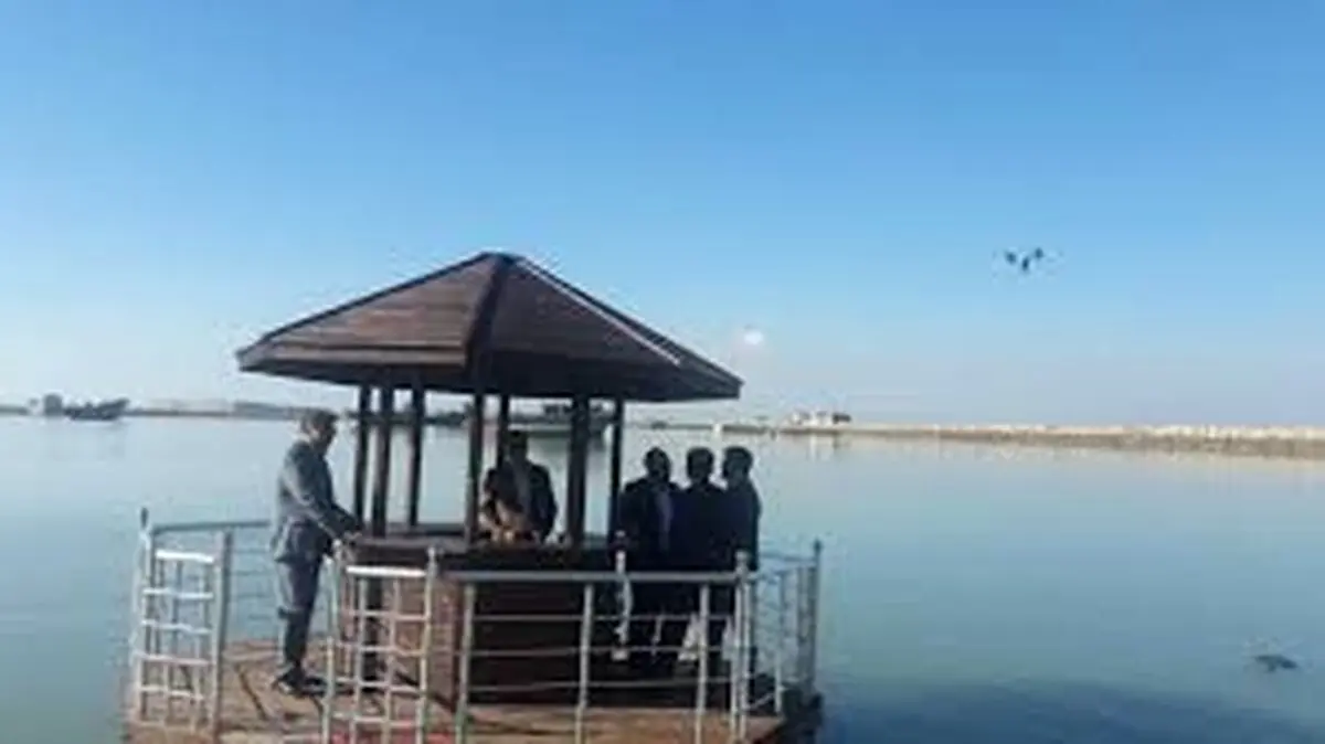 به آب‌اندازی نخستین آلاچیق شناور در جزیره قشم