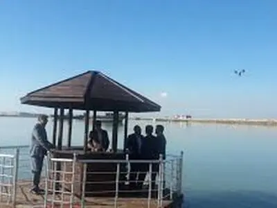 به آب‌اندازی نخستین آلاچیق شناور در جزیره قشم