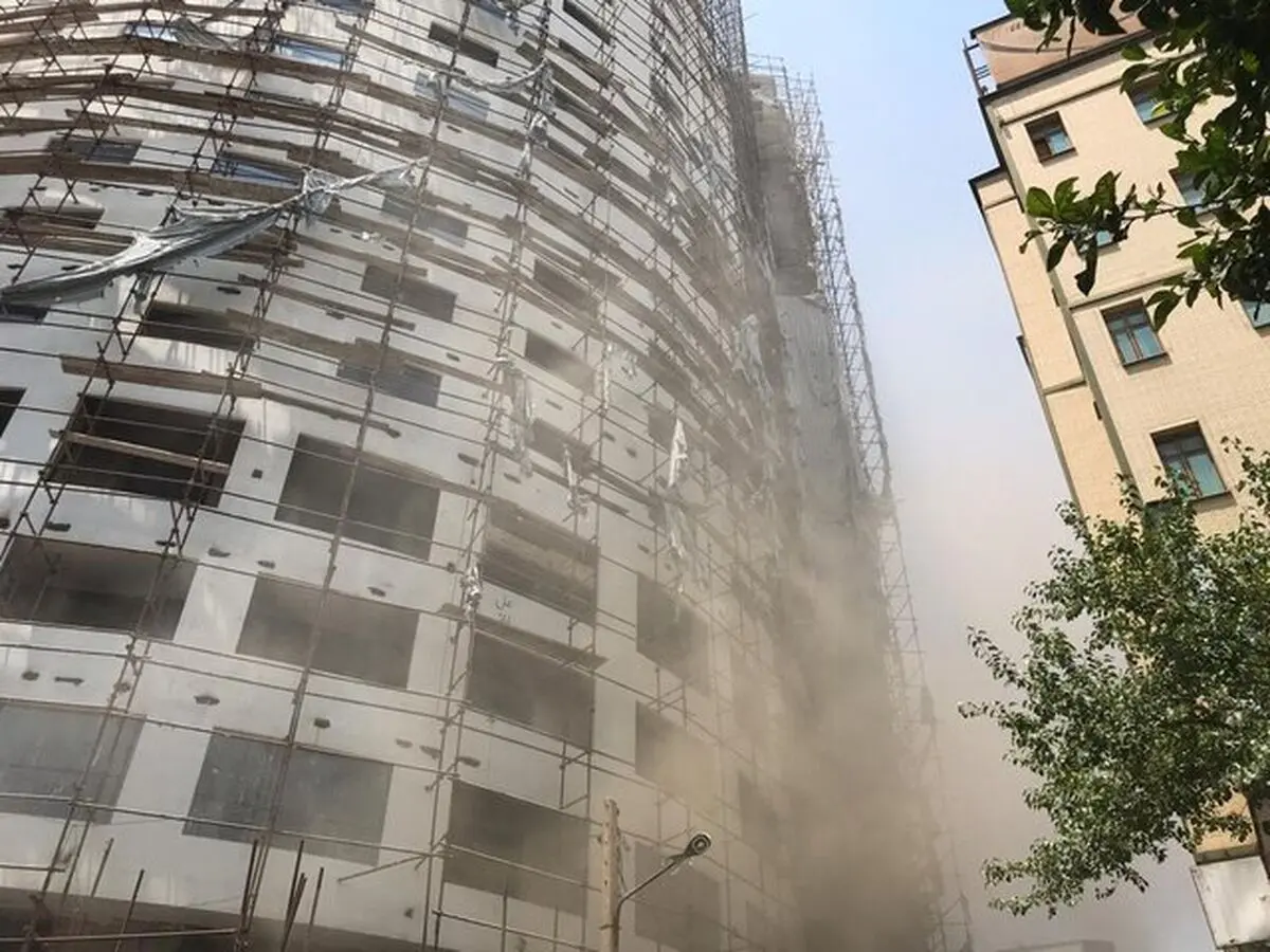 نجات ۳۰ کارگر ساختمانی در جریان آتش سوزی پروژه هتل آسمان شیراز 