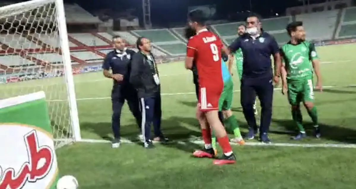 حرکت غیراخلاقی مدافع تراکتور و جنجال در دربی برادرانه!