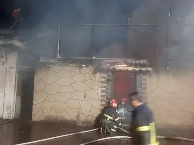 مهار آتش سوزی یک کافه سنتی در رشت