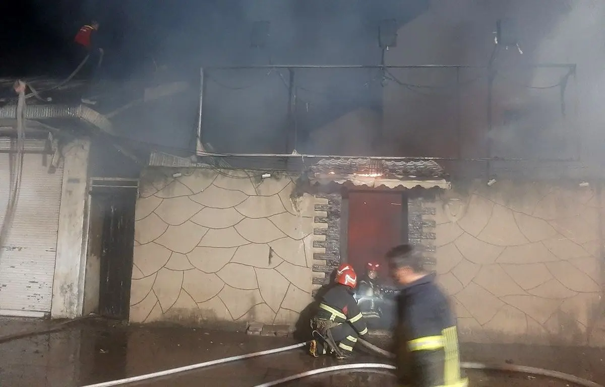 مهار آتش سوزی یک کافه سنتی در رشت