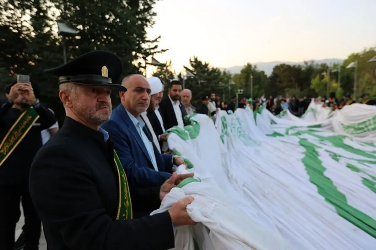 بزرگترین پرچم علوی با ذکر یا حیدر بر فراز پایتخت به اهتزاز درآمد