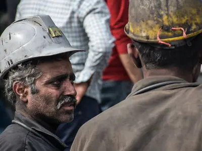 جان و نانِ ۲۰ هزار کارگر معادن ذغال سنگ کشور به مو بند است