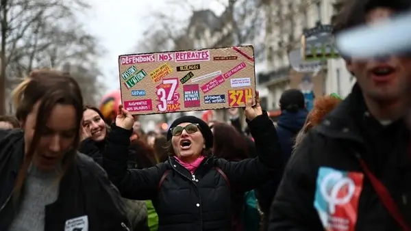 اتحادیه‌های کارگری در فرانسه به اعتصاب ادامه می‌دهند