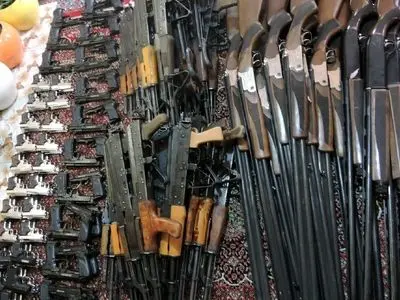 تصاویری از کشف ۲۲۰ قبضه اسلحه جنگی در تبریز 