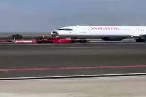 فرود اضطراری در اسپانیا؛ پرنده به دماغه هواپیما برخورد کرد + فیلم