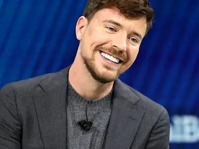 ۱۰۰۰۰۰۰۰۰۰ نفر در جهان ویدیوهای این مرد را نگاه می‌کنند! +عکس