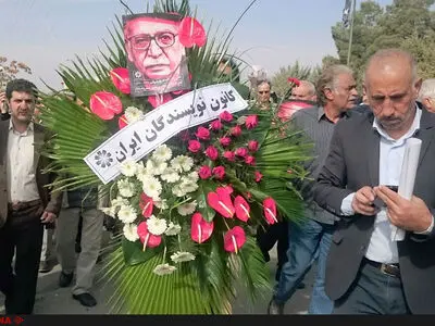 بدون برابری؛ آزادی مفت نمی‌ارزد/ پلاک نویسنده فرودستان را همانند زندانیان به سینه‌اش زدند تا عنوان نویسنده مردم را از او بربایند+فیلم و عکس