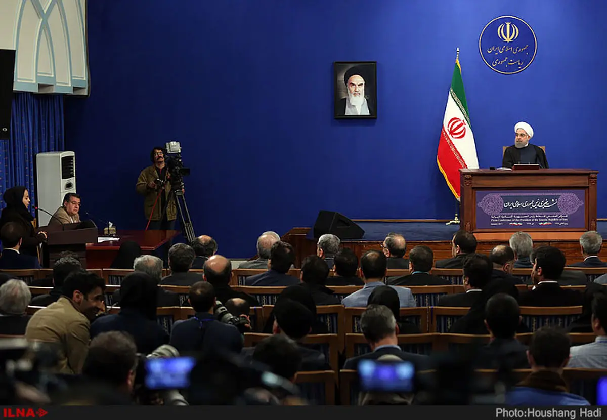 از فضای تابستانی نشست خبری تا هدیه برجامی رییس‌جمهور به خبرنگاران