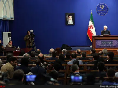 از فضای تابستانی نشست خبری تا هدیه برجامی رییس‌جمهور به خبرنگاران