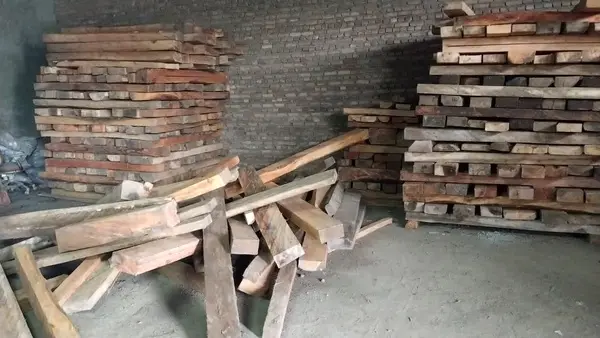 انبار دپوی چوب آلات جنگلی در اردبیل کشف شد