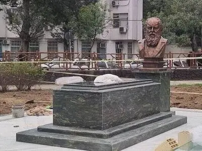 سنگ مزار و تندیس «امیرهوشنگ ابتهاج» نصب شد