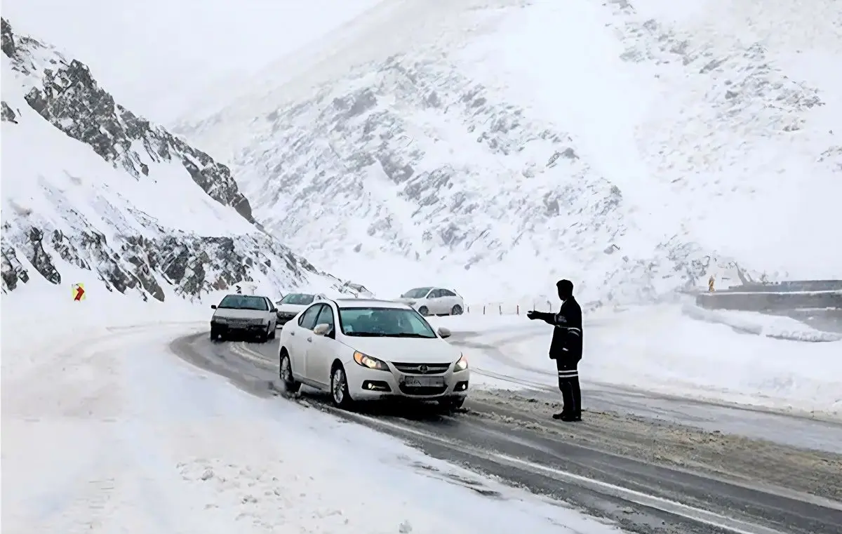 برف و باران در جاده‌های شمال/ هراز، کندوان و سوادکوه سپیدپوش شدند