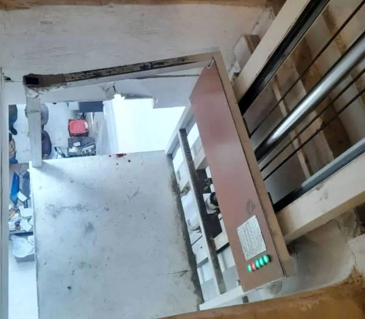 مرگ یک کارگر ۱۳ ساله در اصفهان/ بالابر گیر کرد!