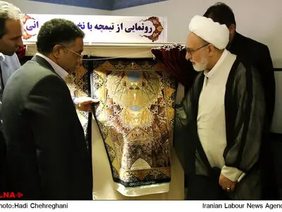 رونمای از فرش دستباف با نخ ابریشم ایرانی با طرح تیمچه / قم 