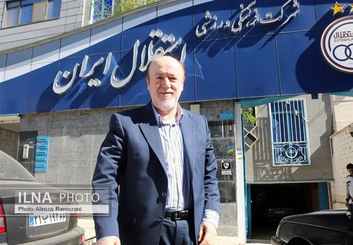 افتخاری: باید تبریک بگویم که یک نفر از جنس فوتبال به استقلال آمده است!/ هواداران انتظار معجزه نداشته باشند