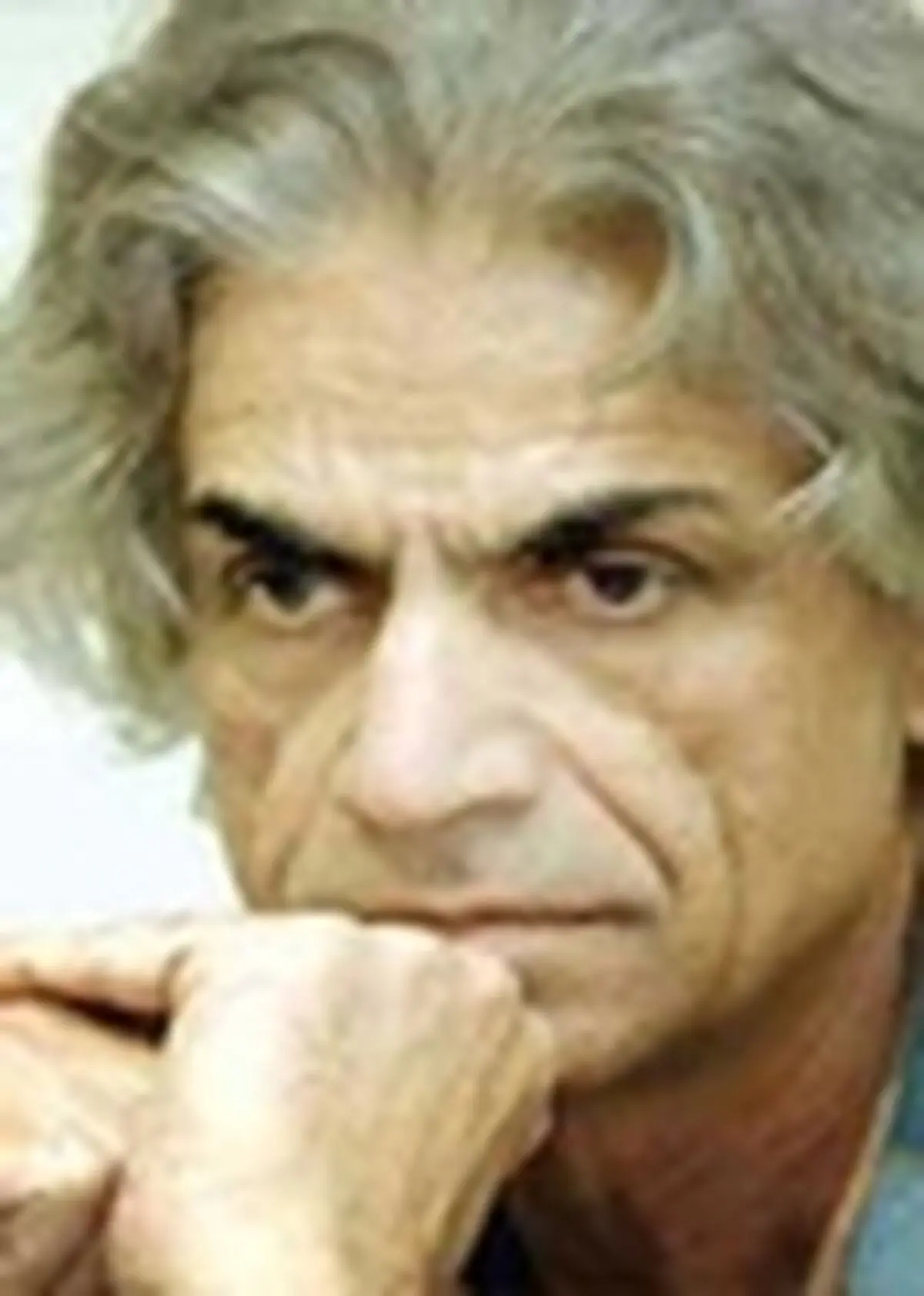 کتاب‌هایم بدون اصلاحیه مجوز می‌گیرند اما از کسی تشکر نمی‌کنم
