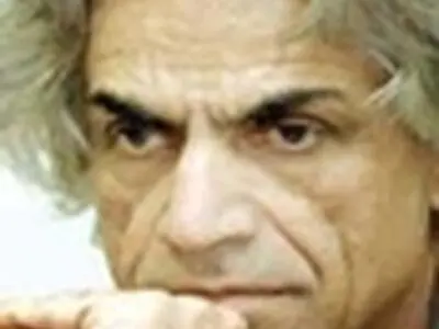 کتاب‌هایم بدون اصلاحیه مجوز می‌گیرند اما از کسی تشکر نمی‌کنم