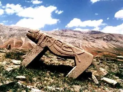 دورانی که شیرهای سنگی غرق می‌شوند
