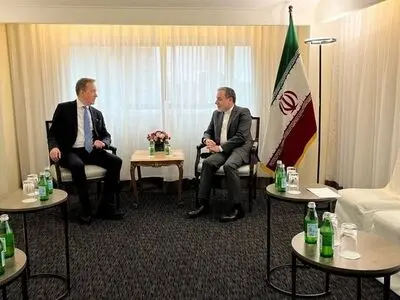وزير الخارجية الإيراني یلتقي رئيس المنتدى الاقتصادي العالمي