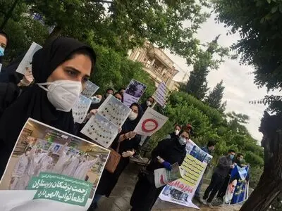 اعتراض پرستاران قرارداد  ۸۹ روزه گیلانی مقابل وزارت بهداشت و درمان