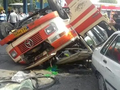مصدومیت ۱۲ کارگر پتروشیمی میاندوآب در اثر حادثه تصادف 