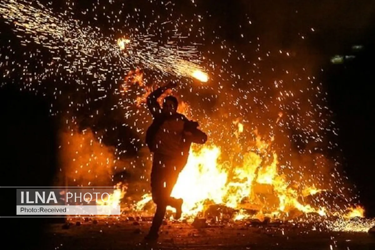 برگزاری دسته جمعی مراسم چهارشنبه آخر سال ریختن هیزم به آتش کروناست