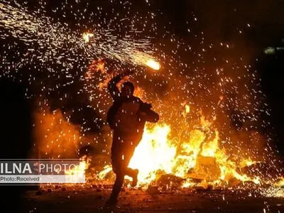 برگزاری دسته جمعی مراسم چهارشنبه آخر سال ریختن هیزم به آتش کروناست