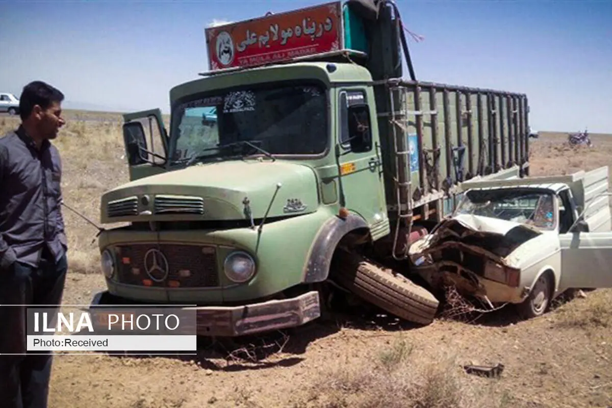 مصدوم شدن 2 نفر بر اثر برخورد یک دستگاه کامیون با پیکان وانت در قزوین