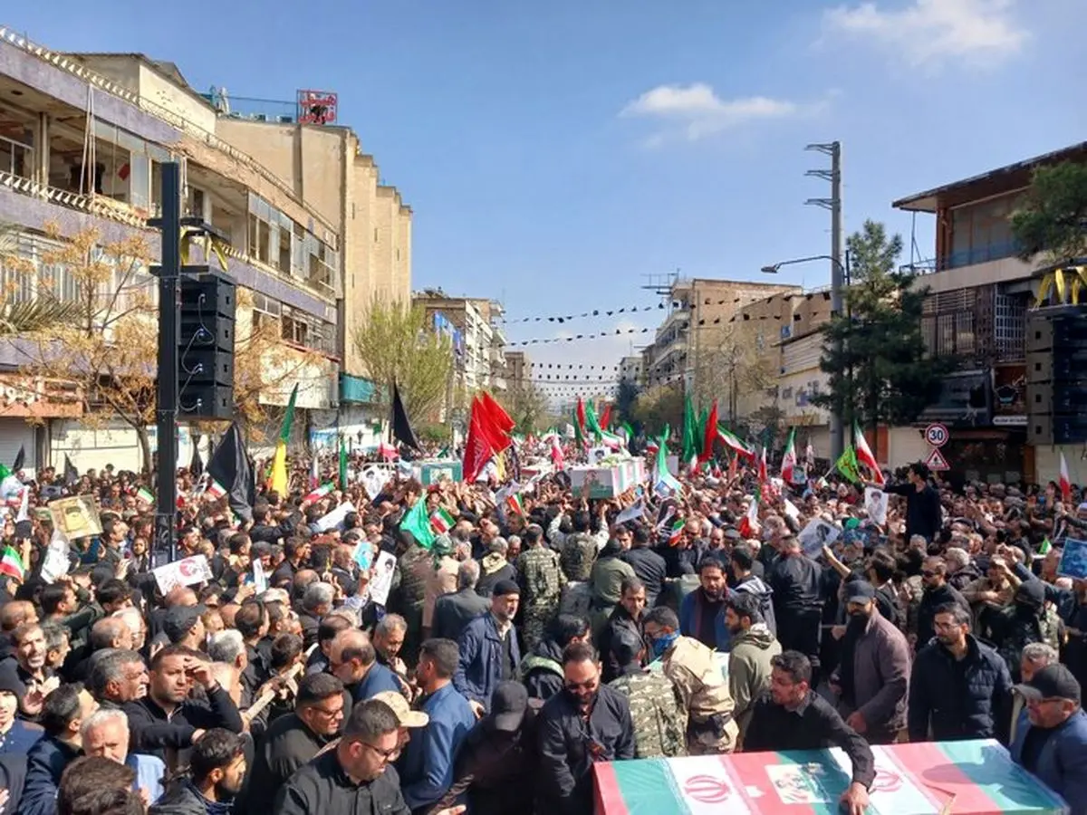 بدرقه باشکوه ۱۰ شهید مدافع میهن در شیراز