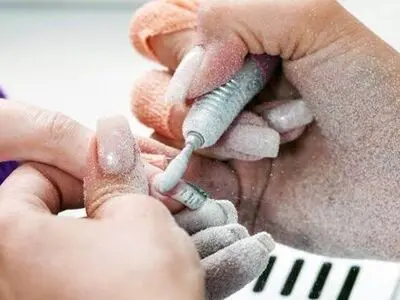 حکم شرعی کاشت ناخن و مژه از دیدگاه اسلام