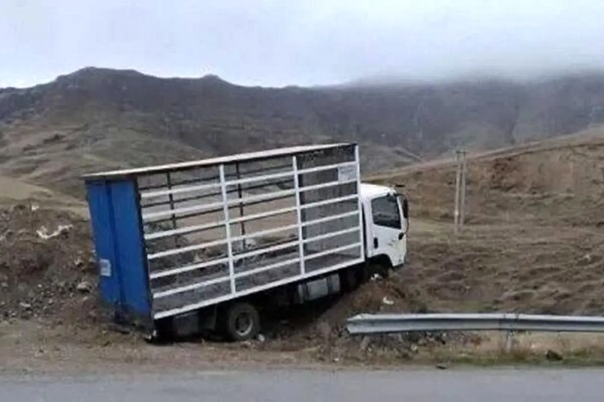 نجات کامیونت از سقوط به دره در محور هوراند - آبش احمد استان آذربایجان شرقی