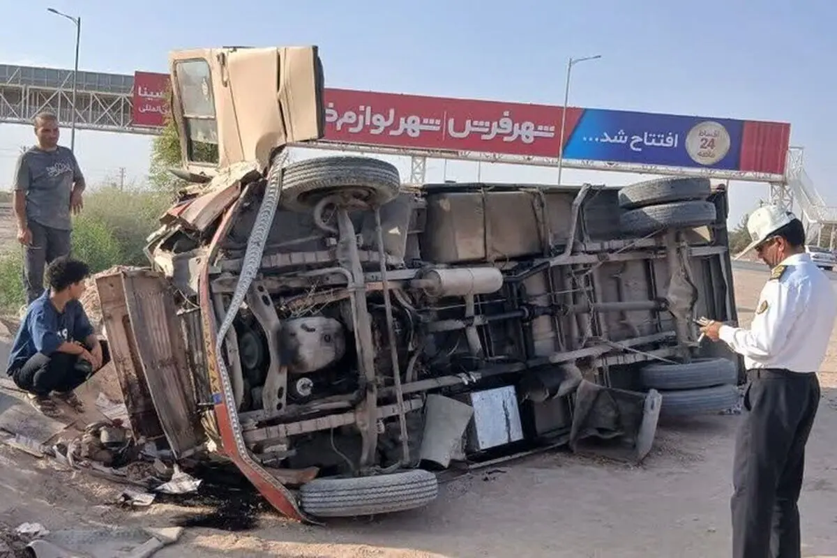 مینی‌بوس سرویس کارگران در یزد واژگون شد/ مصدومیت ۸ کارگر