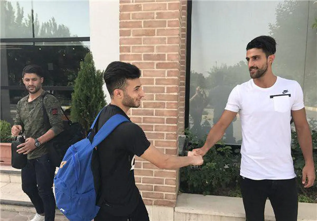 کریمی، بازیکن استقلال را گرفت