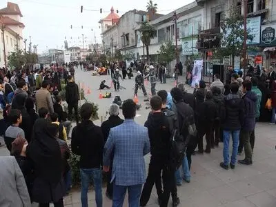 اجرای نمایش خیابانی آتش‌نشانان به یاد آتش نشانان پلاسکو در پیاده‌راه فرهنگی رشت
