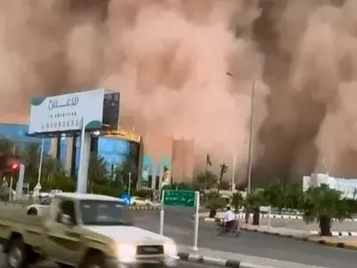 طوفان شن بخش‌هایی از عربستان را در گرد و غبار فرو برد + فیلم