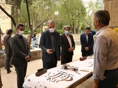 دو مسئول فرهنگی از نمایشگاه «هنر انقلاب»  بازدید کردند
