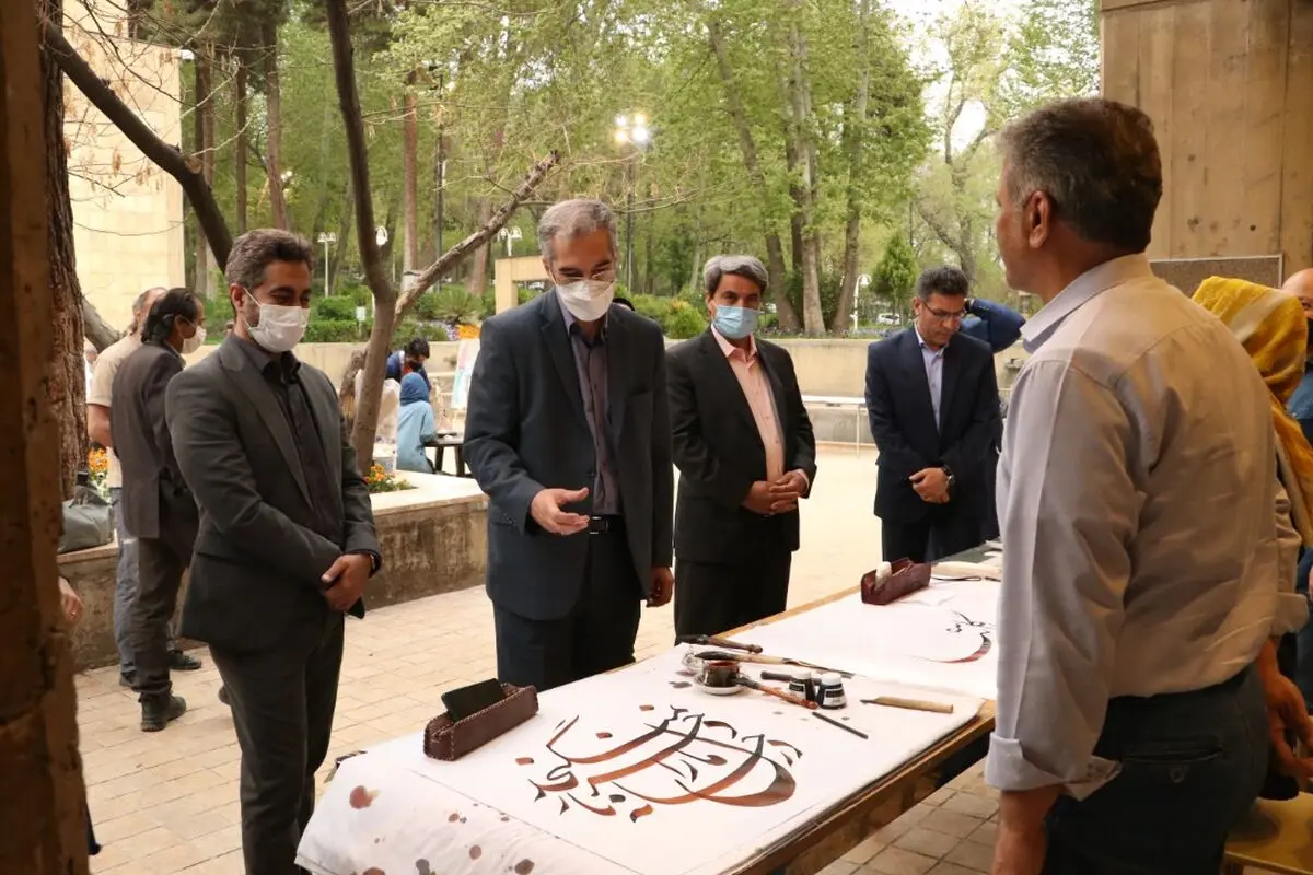 دو مسئول فرهنگی از نمایشگاه «هنر انقلاب»  بازدید کردند