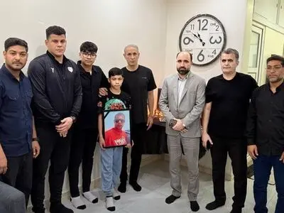 حضور یحیی گل محمدی در منزل بازیکن فقید فوتسال
