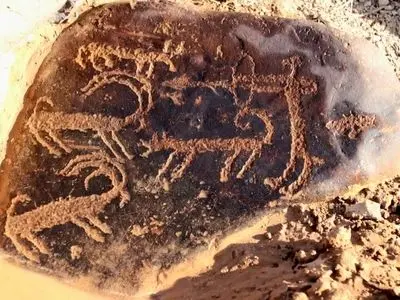 سنگ‌های نگاره‌های چنارستان دست‌کند زیرزمینی فراهان ثبت ملی شدند