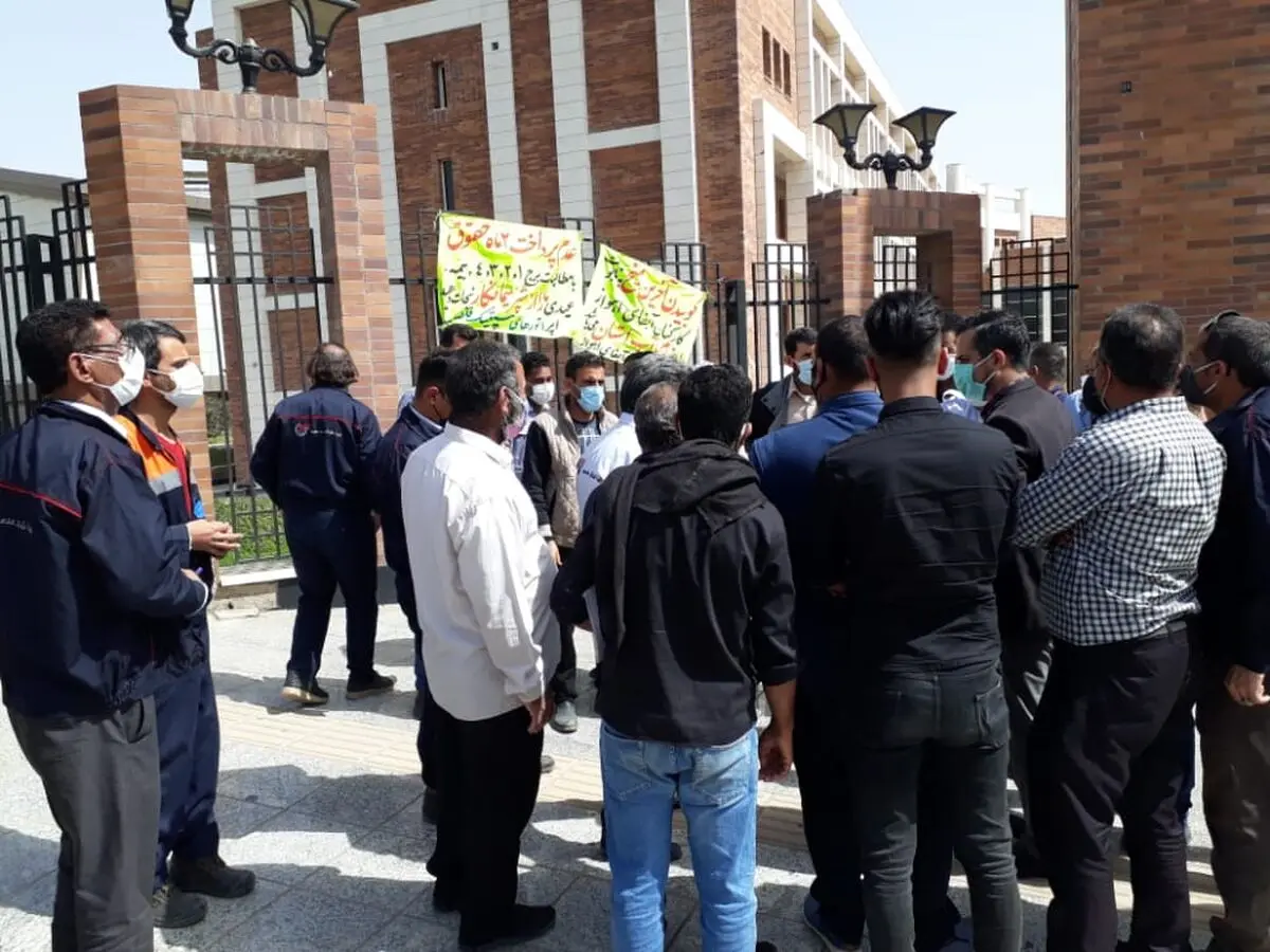 تجمع کارگران آبفای اهواز مقابل ساختمان استانداری خوزستان/ دو ماه مزد و عیدی طلبکاریم