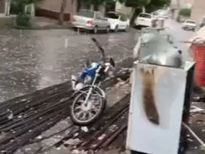 بارش تگرگ ۲۰۰ گرمی در خوی + فیلم